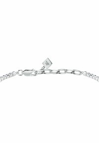 Bracciale in argento con anelli intrecciati, una texture liscia e lucida, e una piccola chiusura quadrata con dettagli del logo.