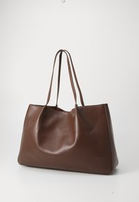 Borsa a tracolla in pelle marrone con due manici sottili, caratterizzata da un design semplice e liscio e da cuciture minime sui bordi.