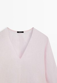 Lyserød top i linnedstof med V-udskæring og synlig indvendig label med teksten "Massimo Dutti."