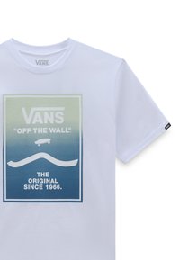 Valkoinen puuvillapaita, jossa on graafinen suunnittelu vihreästä siniseen käyvässä värigradiantissa. Tekstinä on "VANS" ja "OFF THE WALL" lihavoidulla typografialla.