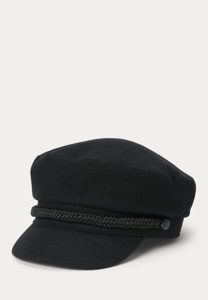 Czarna płaska czapka z krótkim daszkiem i plecionym ozdobnym paskiem nad daszkiem, na jednolitym białym tle.