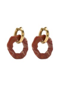 Para okrągłych kolczyków wykonanych z teksturowanego materiału w odcieniu czerwono-brązowym z zapięciem w złotym kolorze. Charakteryzują się masywnym wzornictwem.