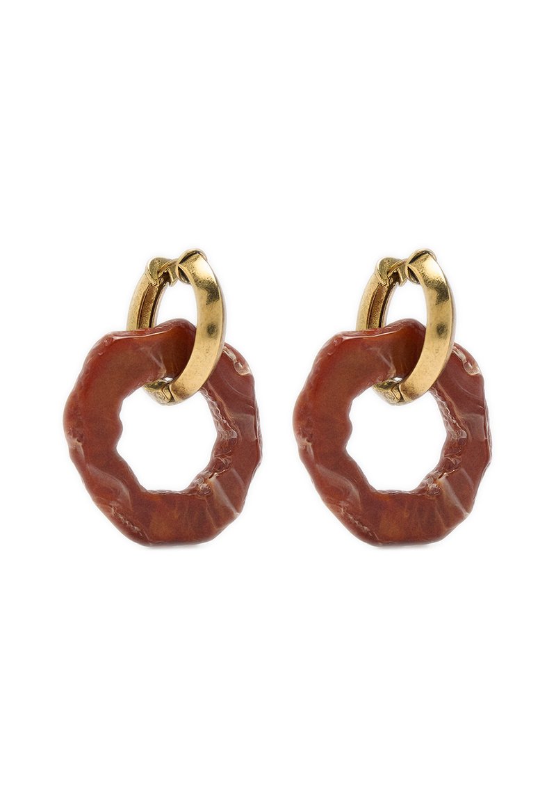 Para okrągłych kolczyków wykonanych z teksturowanego materiału w odcieniu czerwono-brązowym z zapięciem w złotym kolorze. Charakteryzują się masywnym wzornictwem.