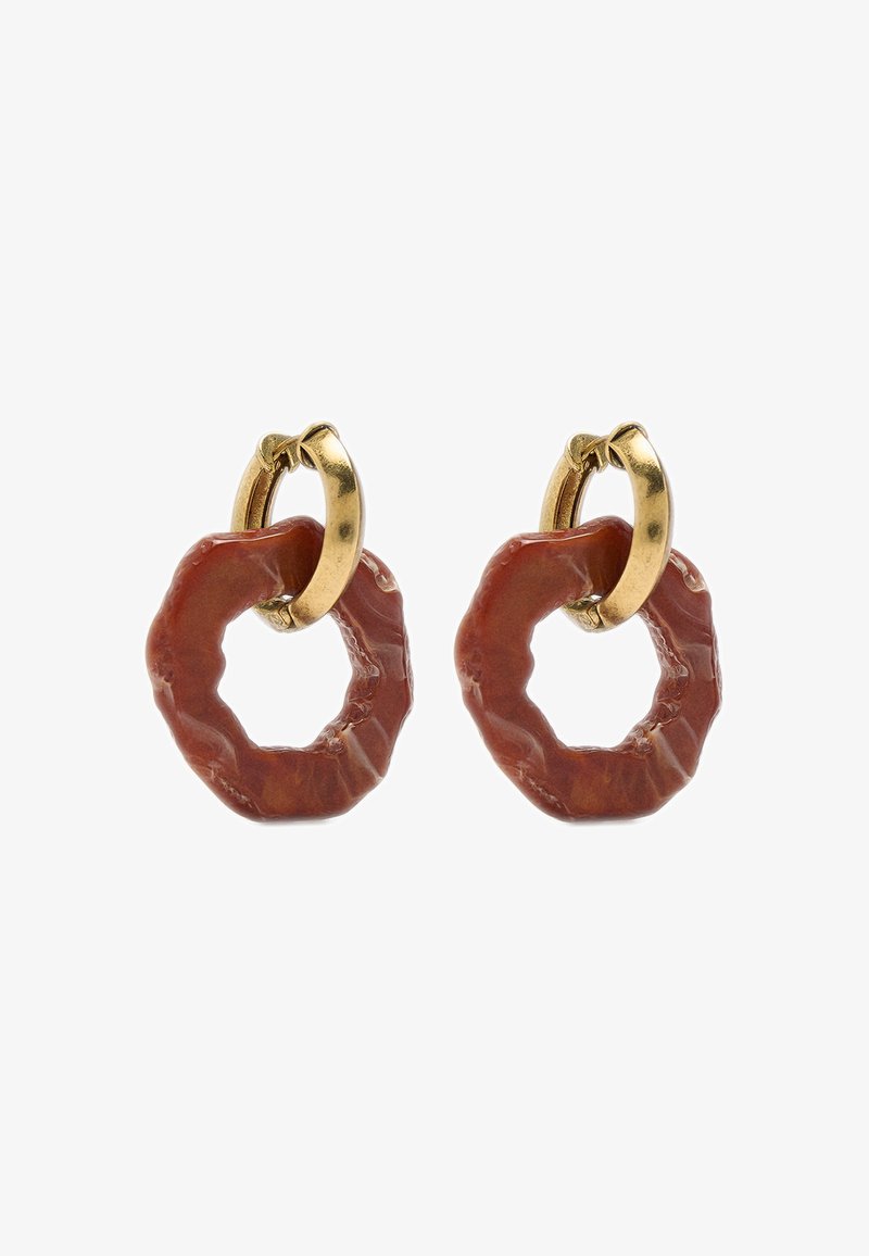 Para okrągłych kolczyków wykonanych z teksturowanego materiału w odcieniu czerwono-brązowym z zapięciem w złotym kolorze. Charakteryzują się masywnym wzornictwem.