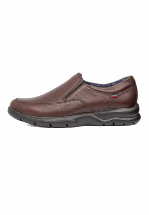 Zapato marrón de cuero tipo slip-on con una superficie texturizada, suela negra acolchada y forro de patrón azul marino. Cuenta con paneles laterales elásticos para un mejor ajuste.