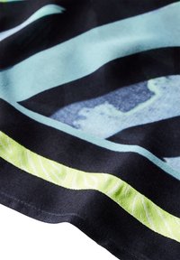 Foulard in seta con sfondo nero e motivi astratti ondulati in turchese e verde chiaro. I bordi sono rifiniti con orlo.