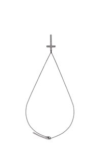 Collana nera con catena, caratterizzata da un pendente a croce adornato con strass trasparenti. Il design è elegante, con link della catena delicati e una chiusura regolabile.