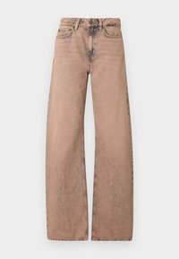 Světlé hnědé široké džíny vyrobené z denimu, s klasickým pasem, pětikusovým designem a vybledlou texturou.