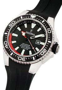 Festina niršanas pulkstenis ar melnu ciparnīcu, sudraba nerūsējošā tērauda korpusu, gumijas siksniņu, gaismojošām rādītājām, sarkaniem akcentiem un datuma logu 3 stundās.