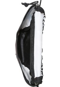 Funda con cremallera en blanco y negro, con un exterior texturizado, un forro interior suave y una lengüeta para el cierre. Forma rectangular compacta.