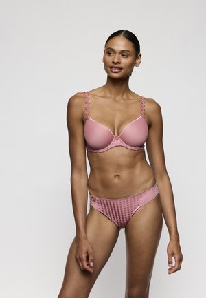 Roze beha met gladde beugelcups en bloemrijke kantdetails op de bandjes. Bijpassende roze bikinibroek met een geruit patroon en bloemaccent.