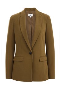 Hnědý blazer s klopou, jedním černým knoflíkem, dvěma předními kapsami a hladkou texturou. Interiér má kontrastní hnědou podšívku.