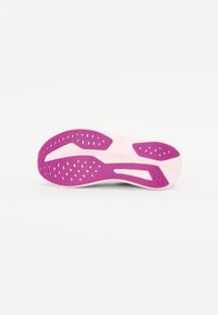 Semelle en caoutchouc violet et rose avec une surface texturée, présentant une zone en mousse semi-transparente et des trous de drainage pour une meilleure adhérence.
