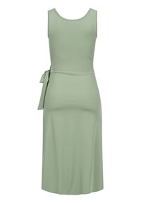 Robe midi sans manches vert sauge avec une taille ajustée et une ceinture en tissu nouée sur le côté gauche.