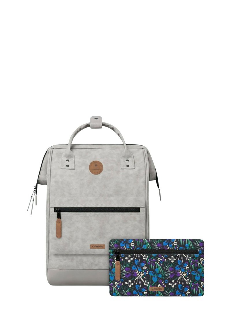 Grauer Rucksack mit strukturierter Oberfläche, ausgestattet mit einem Hauptfach, einer vorderen Reißverschlusstasche und einem kleinen Blumenmuster-Täschchen daneben.