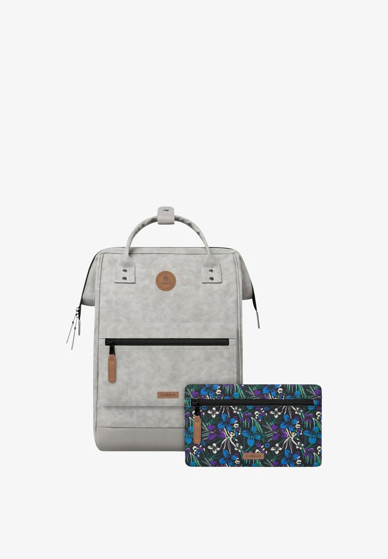 Grauer Rucksack mit strukturierter Oberfläche, ausgestattet mit einem Hauptfach, einer vorderen Reißverschlusstasche und einem kleinen Blumenmuster-Täschchen daneben.