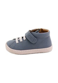 Zapatilla de deporte azul para niño pequeño con suela beige, cordones elásticos beige y una correa de velcro sobre un fondo blanco.