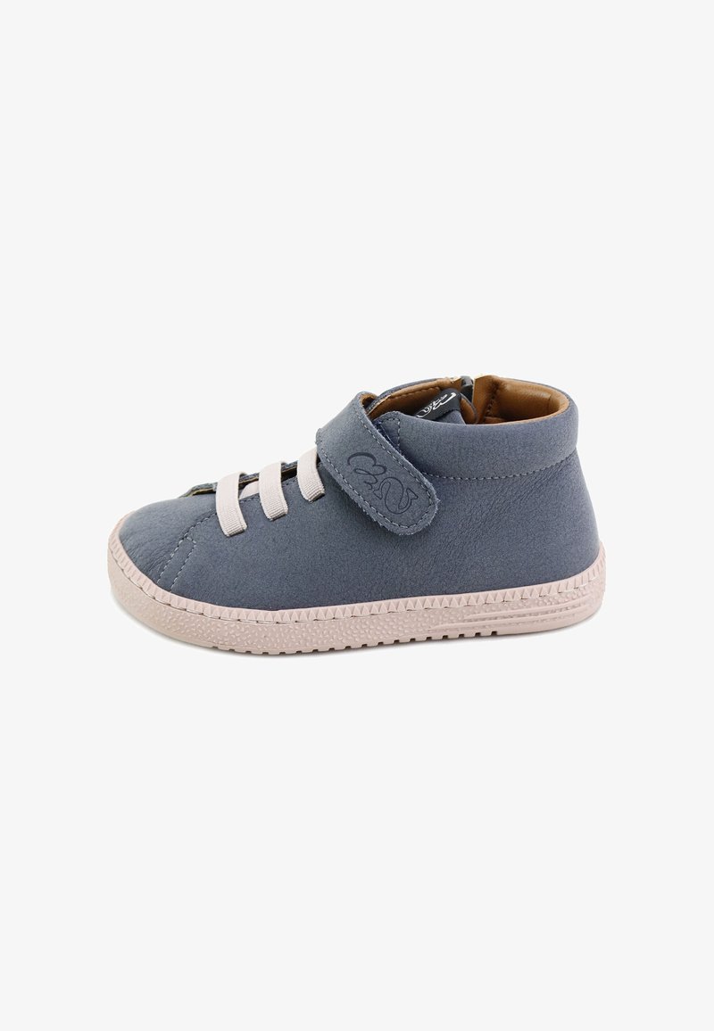 Zapatilla de deporte azul para niño pequeño con suela beige, cordones elásticos beige y una correa de velcro sobre un fondo blanco.