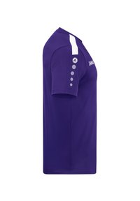 Maillot de sport violet avec des manches courtes, des accents blancs, des détails ronds argentés sur la manche gauche et un logo sur la poitrine.