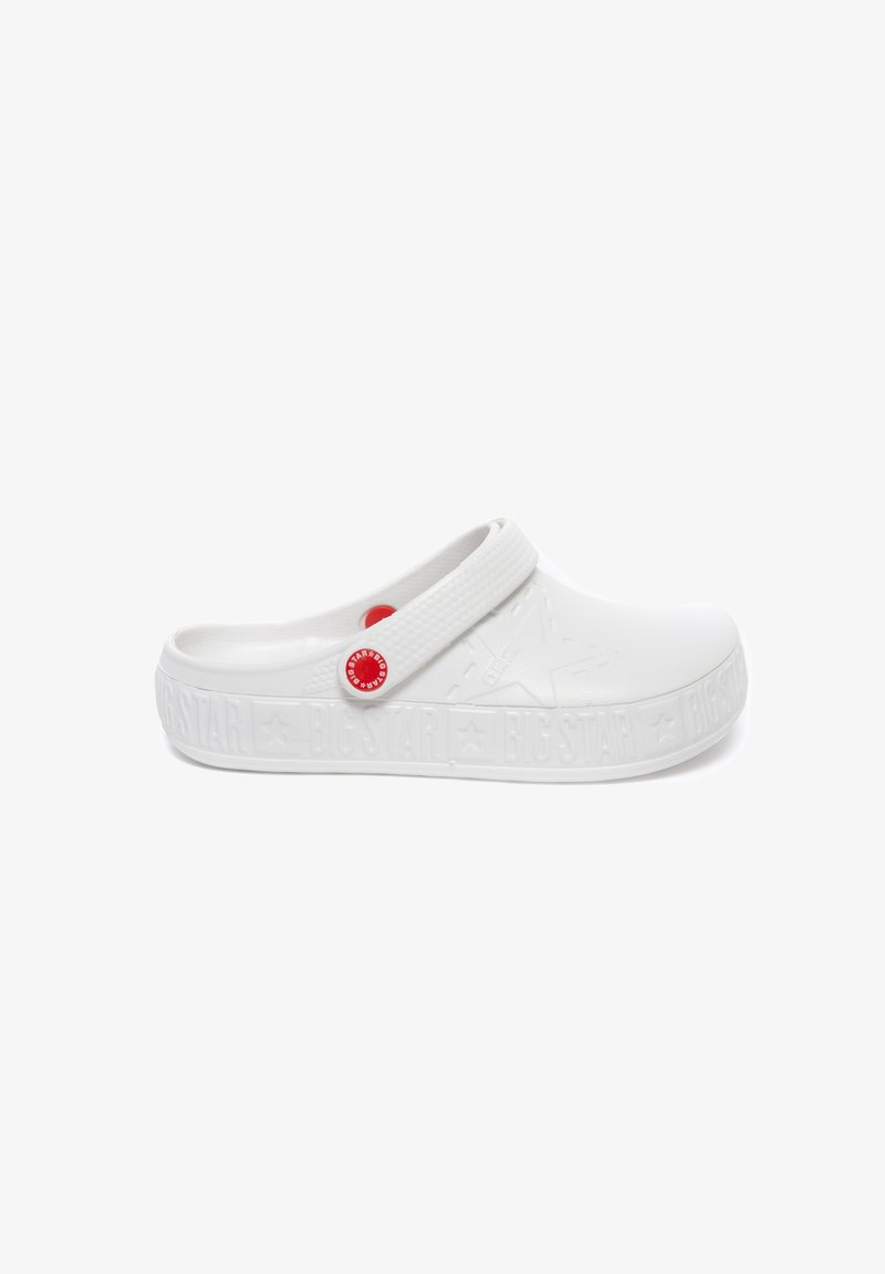 Sabots blancs avec une surface texturée, dotés d'un bouton circulaire rouge et d'une sangle. "BIG STAR" embossé sur le côté. Matériau léger.