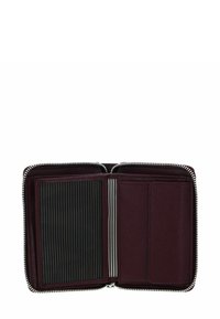 Portefeuille compact de couleur bordeaux foncé avec une fermeture éclair argentée, ouvert pour révéler plusieurs emplacements pour cartes et une poche à monnaie à l'intérieur.