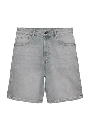 Jasnoszare szorty jeansowe z szlufkami na pasek, zapięciem na guzik i suwak z przodu oraz kieszeniami z przodu i z tyłu, ułożone na płasko na białym tle.