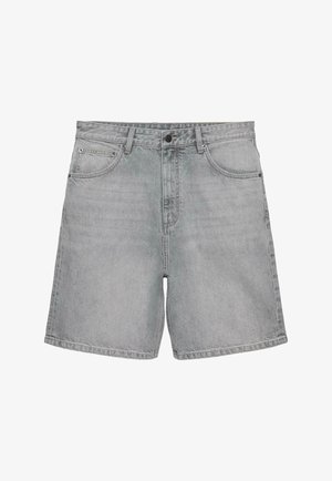 Pantaloni scurți de denim gri deschis cu bucle pentru curea, închidere cu nasture și fermoar în față, buzunare frontale și în spate, așezați pe fundal alb.