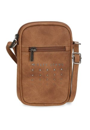 Bolso bandolera de ante marrón con bolsillo frontal con cremallera, tachuelas plateadas, logotipo "Pepe Jeans" y correa ajustable con hebilla metálica.