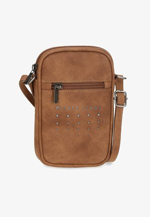 Bolso bandolera de ante marrón con bolsillo frontal con cremallera, tachuelas plateadas, logotipo "Pepe Jeans" y correa ajustable con hebilla metálica.