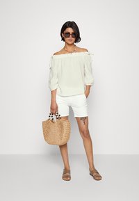 ONLY ONLTILLA THYRA OFF SHOULDER - Blusa - cloud dancer