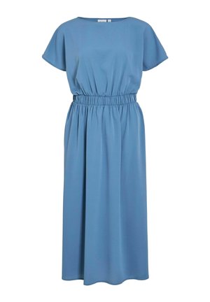 Rochie albastră, lejănă, dintr-un material ușor. Are un decolteu rotund, mâneci scurte și un elastic la talie. Fustă lungă, fluidă.