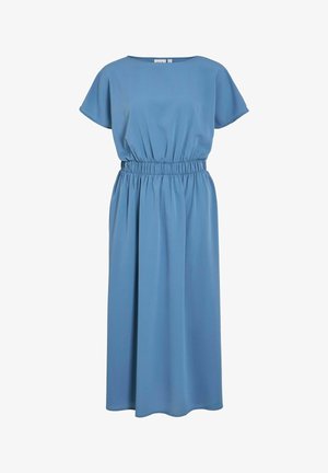 Kék, bő szabású ruha könnyű anyagból. Kerek nyakkivágással, rövid ujjal és gumírozott derékpánttal rendelkezik. Hosszú, lebegő szoknyája van.