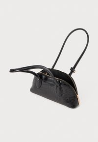 Geantă de mână din piele neagră cu un model de crocodil, formă rotundă, mânere duale și închidere cu fermoar. Prezentă accente din metal auriu.