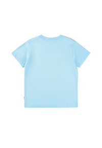 Ανοιχτό μπλε κοντομάνικο μπλουζάκι με στρογγυλή λαιμόκοψη, φτιαγμένο από βαμβάκι, με απλό σχέδιο και μια ετικέτα στην κάτω αριστερή πλευρά.