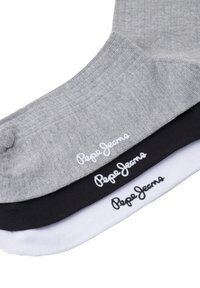Pakke med tre par sokker i grå, sort og hvid bomuld. Hver sok har "Pepe Jeans" logoet nær kanten. Glat tekstur.
