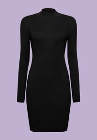 Robe noire en maille côtelée à manches longues avec une silhouette cintrée et un col montant sur un fond violet clair.