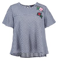 Marinblå och vit rutigt kortärmad topp med rund halsringning, prydd med blommönsterbroderi på ena sidan och en utsvängd fåll.
