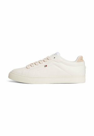 Baskets blanches avec une tige en cuir lisse, semelle extérieure en caoutchouc texturée, accents rose pâle au niveau du talon et lacets plats. Patte de logo en caoutchouc sur le côté.