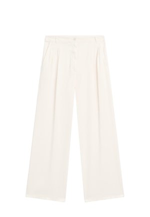Pantalons larges en tissu doux crème. Dotés d'une taille haute, de plis et de poches latérales. Texture lisse avec un design propre et minimaliste.