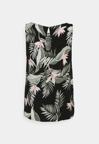 Top senza maniche nero con una stampa floreale tropicale che presenta foglie verdi e fiori rosa. Include un collo rotondo e una scollatura ovale sul retro.