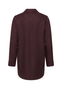 Camicia a maniche lunghe con bottoni di colore bordeaux scuro, vista da dietro, con colletto classico e orlo dritto.