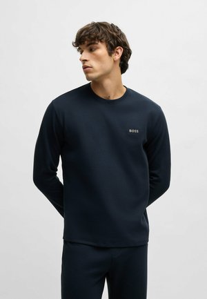 Dunkelblaues Langarm-T-Shirt aus strukturiertem Stoff mit Rundhalsausschnitt und kleinem weißen "BOSS"-Logo auf der Brust.