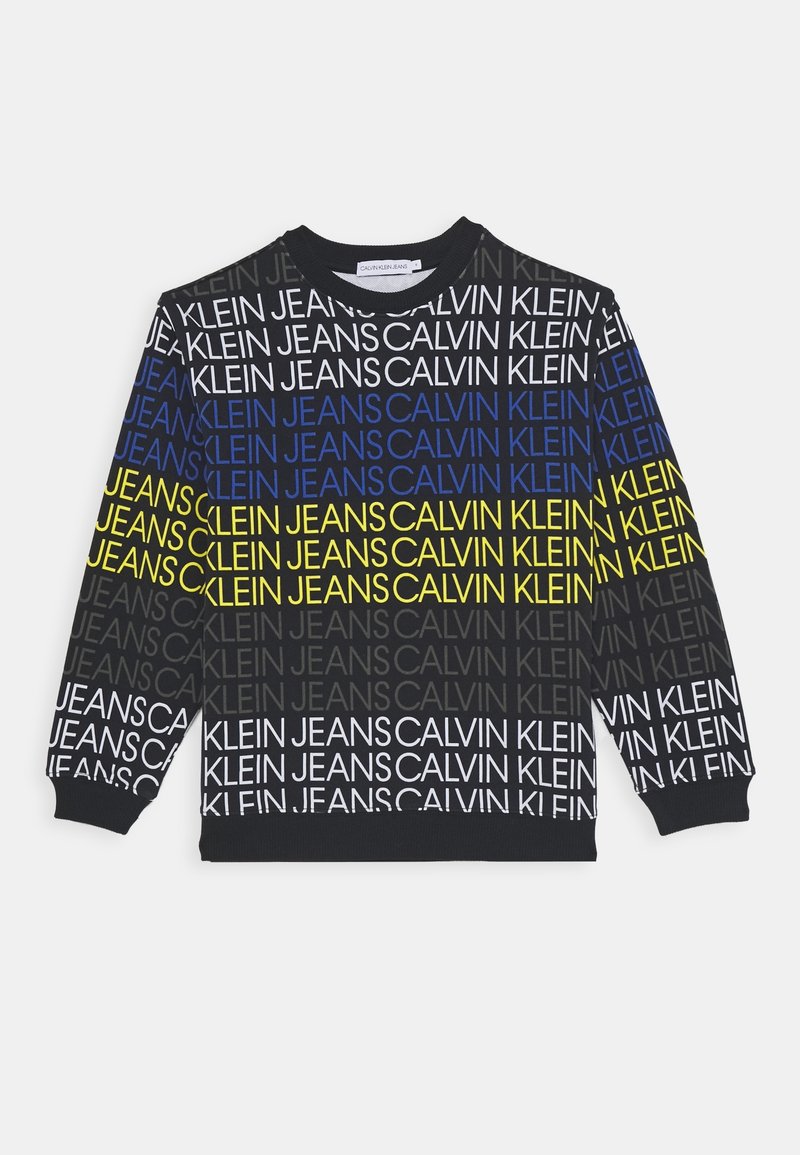 Sudadera negra con un patrón de texto multicolor que presenta "CALVIN KLEIN JEANS." Cuello redondo, mangas largas, puños y dobladillo acanalados.