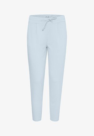 Jasnoniebieskie spodnie dresowe wykonane z miękkiego materiału, z elastycznym pasem i sznurkiem, dwoma przednimi kieszeniami oraz zwężanymi nogawkami.