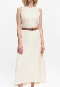 Kremowa sukienka bez rękawów z dekoltem w serek, ozdobiona plecionym, wielokolorowym paskiem z metalową klamrą, o gładkiej fakturze i swobodnym kroju.