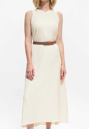 Vestito crema senza maniche con scollo a V, accompagnato da una cintura intrecciata multicolore con fibbia in metallo, dalla texture liscia e dal design fluido.