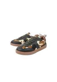 Sneaker aus Leder und Kunstfell mit einem Camouflage-Muster in Braun, Creme und Schwarz; grüne Akzente; Gummisohle; Schnürdesign; Schlaufe an der Rückseite.