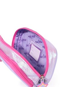 Kleine rosa und lila Kosmetiktasche mit einem sternförmigen Reißverschlussanhänger, geöffnet, um das bedruckte Innenfutter und ein Etikett für persönliche Details zu zeigen.