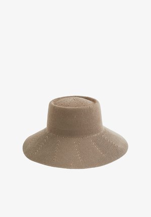 Beżowy dziany kapelusz typu bucket z szerokim rondem, z teksturowanym wzorem ściegu i miękko ukształtowaną koroną.