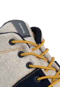 Szare i granatowe filcowe buty z żółtymi sznurówkami, z skórzaną metką oznaczoną "BAABUK" oraz czarnymi oczkami do sznurowania.